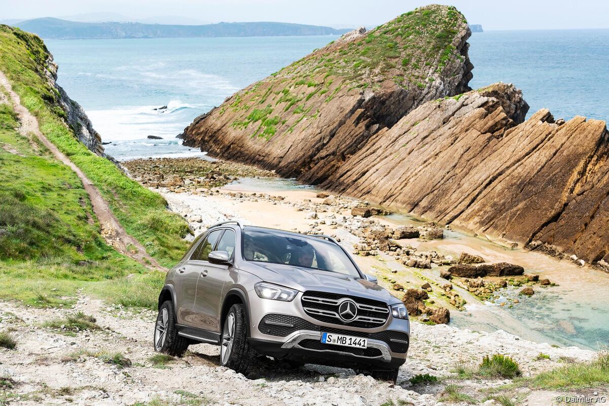 Mercedes-Benz GLE, exterior: mojave silver, interior: rough leather espresso brown/magma grey, brown open-pore walnut wood trim