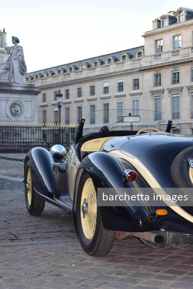 Automobiles sur les Champs