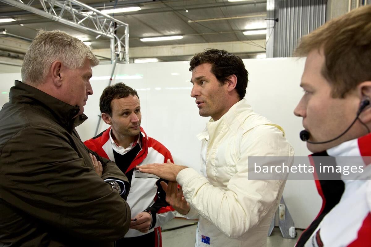  Mark Webber (m.) with Wolfgang Hatz, Member of the Executive Board for Research and Development at Porsche AG; Alexander Hitzinger, Technical Director LMP1 and Andreas Seidl, Director Race Operations LMP1 (from le. to ri.) 