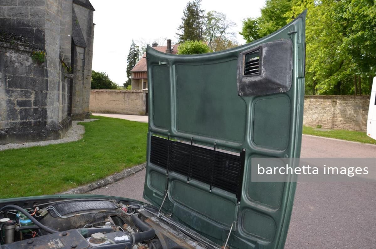 Automobiles sur les CHAMPS VIII 