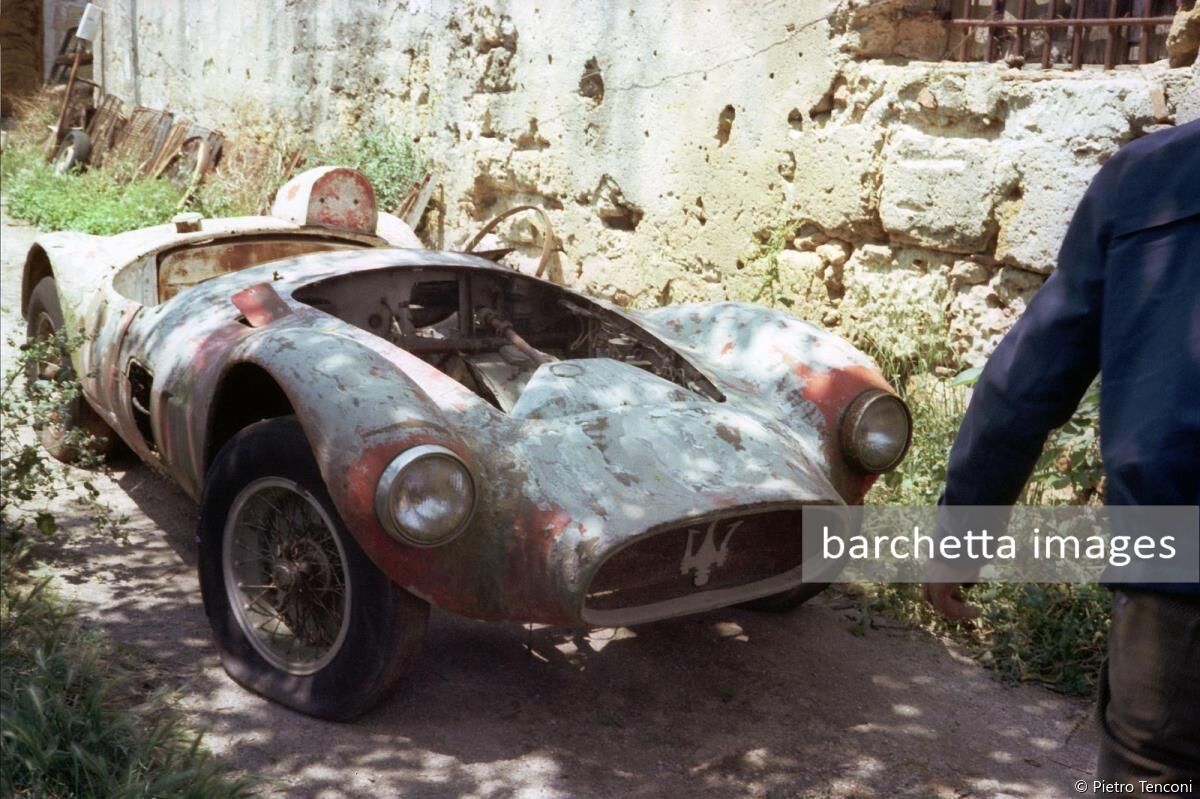 the oil tank door on the front right fender, moved there after Vaccarella's accident demaging the right rear 