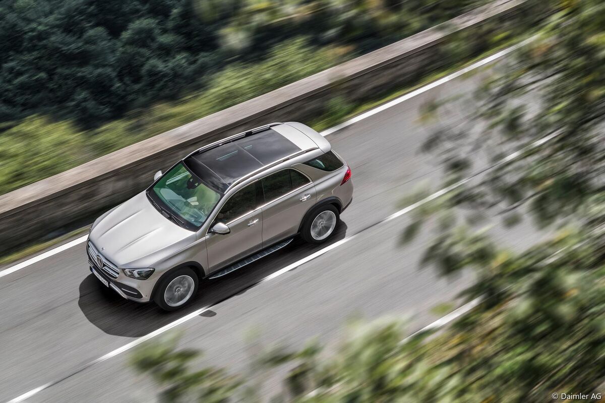 Mercedes-Benz GLE, exterior: mojave silver, interior: rough leather espresso brown/magma grey, brown open-pore walnut wood trim