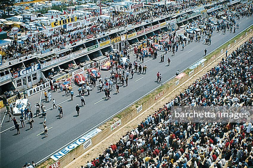 A bird's view of the pits at Le Mans, some minutes before the start. You can see no less than six Ferrari "P". The white car on the left is the 412P s/n 0844 of the N.A.R.T.. Then you can recognize the cars of the Scuderia Filipinetti: a Ford GT40, the 275GTB/C s/n 9079 and the 412P s/n 0848. The 6th car in line is Maranello Concessionaires' 412P s/n 0854