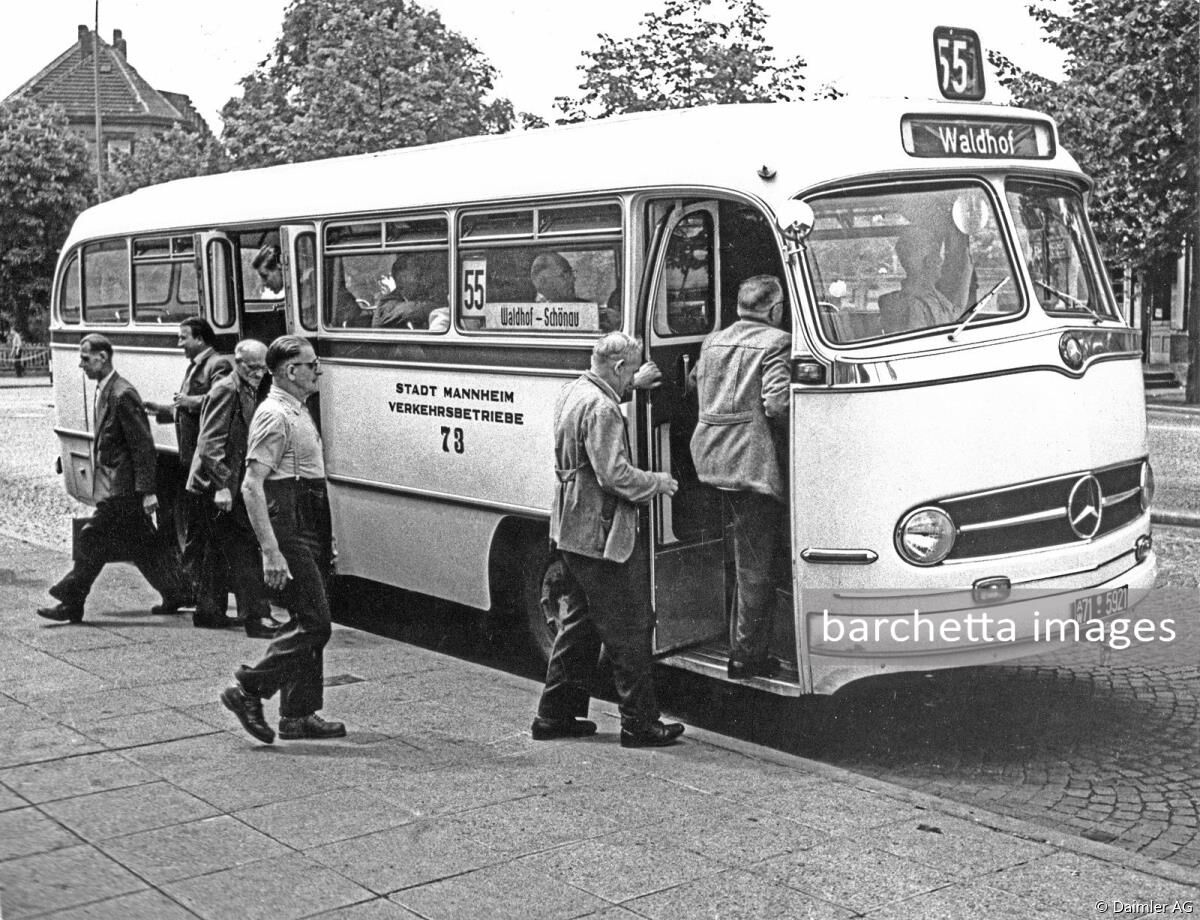 Mercedes-Benz O 321 H (1954 bis 1964) in der Ausführung als Stadtbus mit Fal ttüren, im Einsatz bei den Verkehrsbetrieben der Stadt Mannheim. 

Mercedes-Benz O 321 H (1954 to 1964) in city bus configuration with folding doors ─ in active service by the Mannheim transit company. 