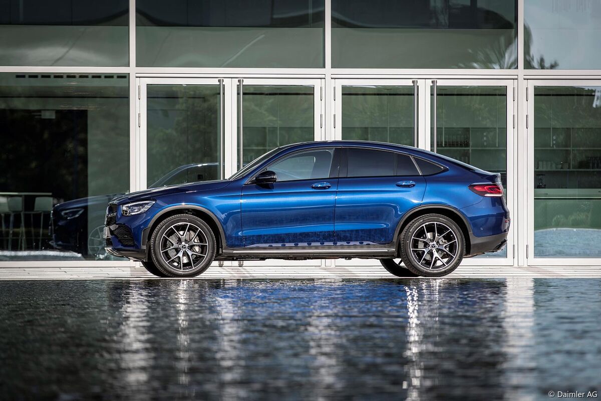 Mercedes-Benz GLC 300 4MATIC Coupe, brilliant blue metallic, designo nappa leather two-tone platinum white pearl/black;Fuel consumption combined: 7.5-7.1 l/100 km; combined CO2 emissions: 170-161 g/km*
