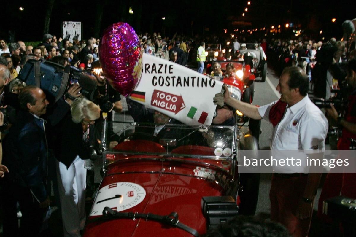 Brescia: Viale Venezia, omaggio dei piloti a Costantino Franchi all arrivo della 80ma Mille Miglia (Ph. Marco Lucini/Eden) 