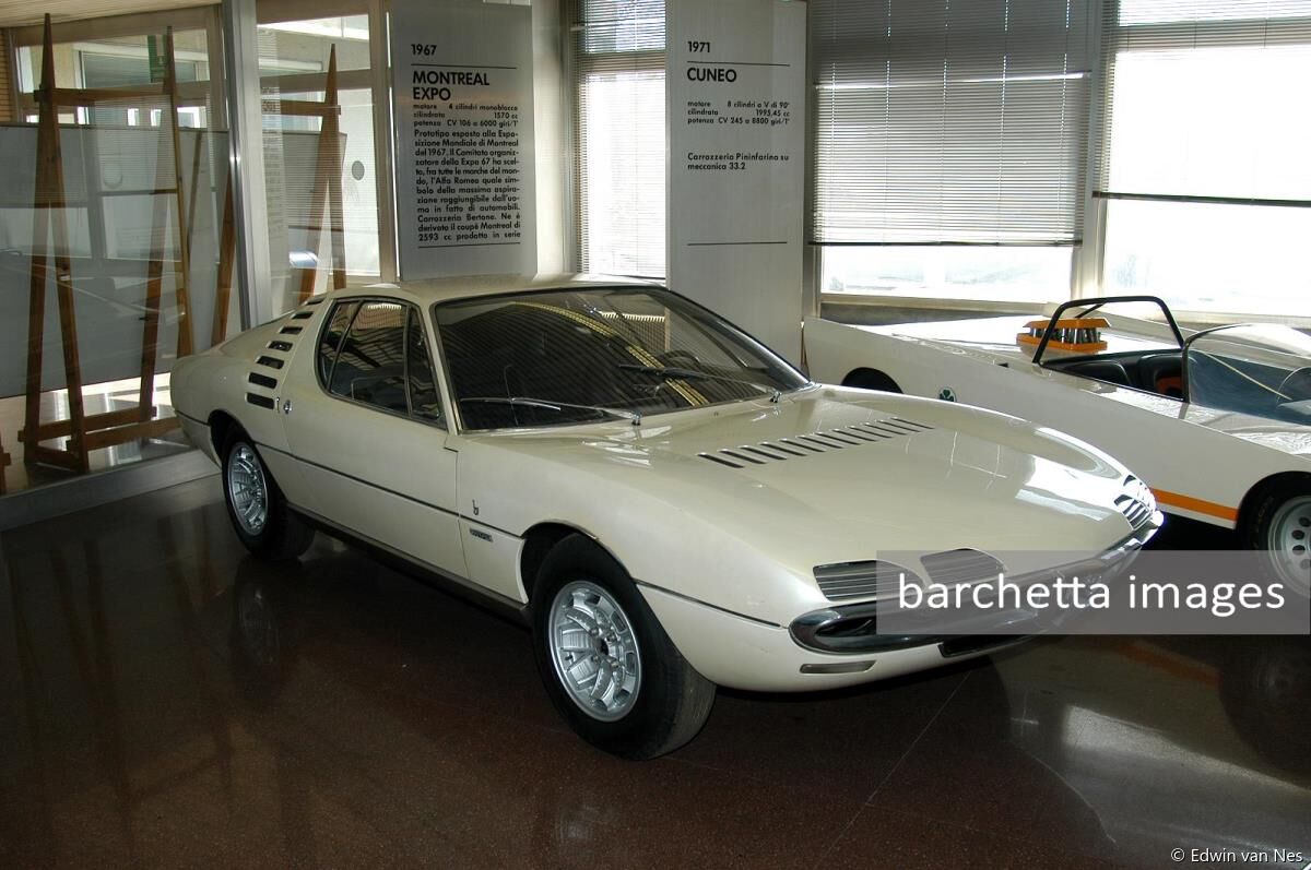 Alfa Romeo Montreal Expo - Prototipo esposto alla Esposizione Mondiale di Montreal del 1967. Il Comitato organizzatore della Expo 67 ha scelto, fra tutte le marche del mondo, l'Alfa Romeo quale simbolo della massima aspirazione raggiungibile dall'uomo in fatto di automobili. Carrozzeria Bertone. Ne è derivato il coupé Montreal di 2593 cc prodotto in serie.