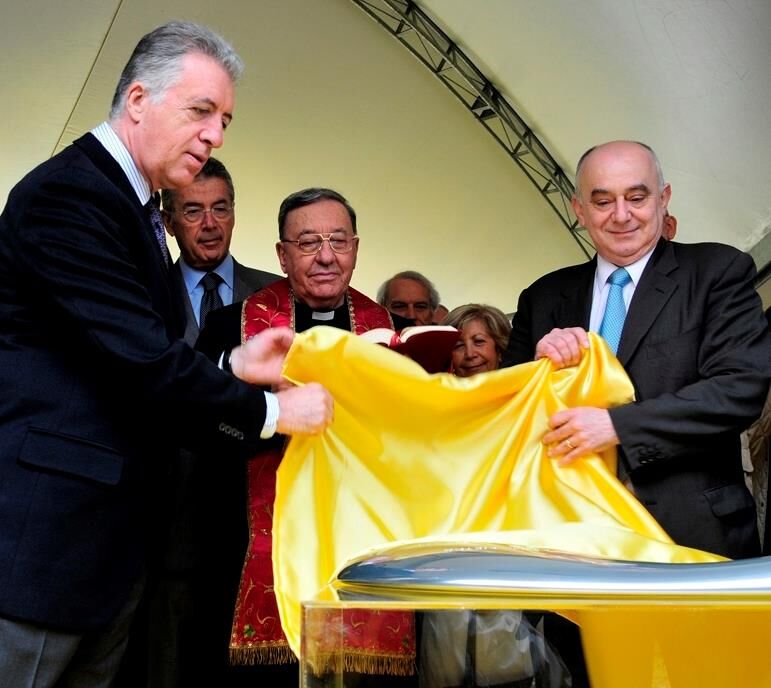 Mr. Piero Ferrari (left) and Mr. Giorgio Pighi, mayor of Modena, uncover the sculpture which symbolizes the cornerstone of the new Enzo Ferrari Museum
