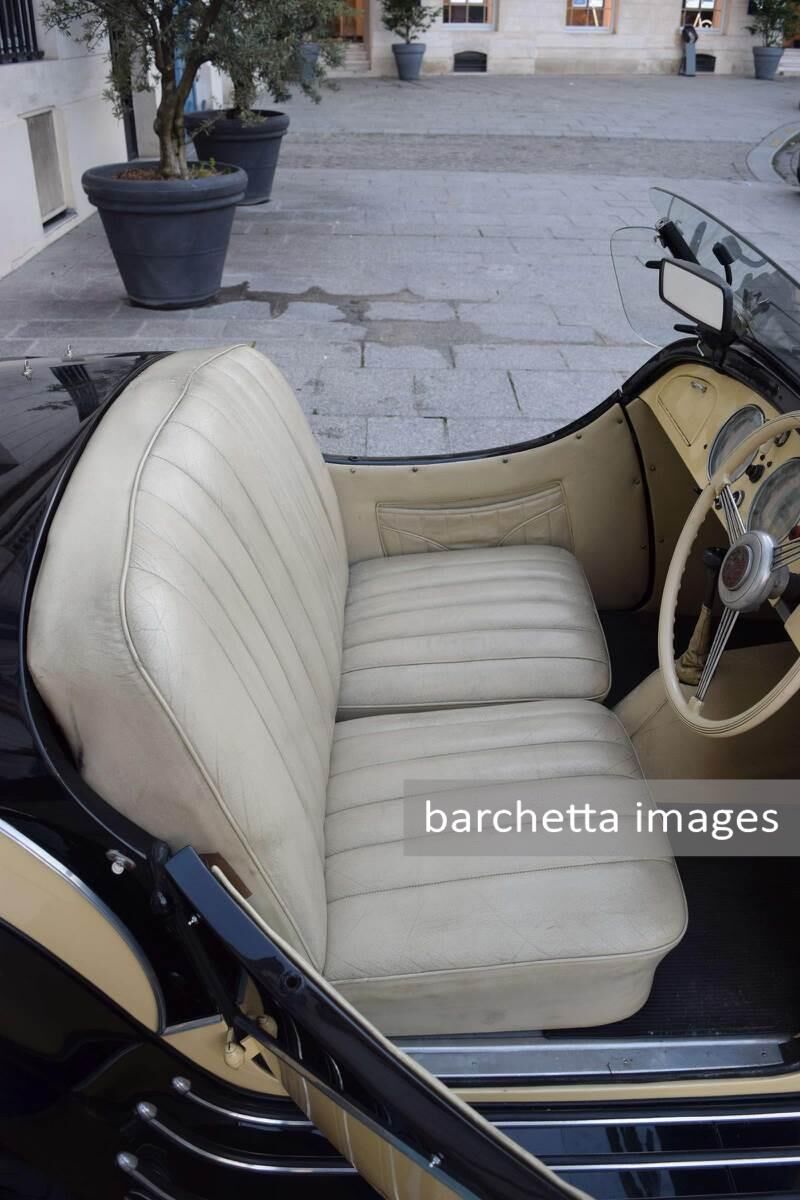 Automobiles sur les Champs