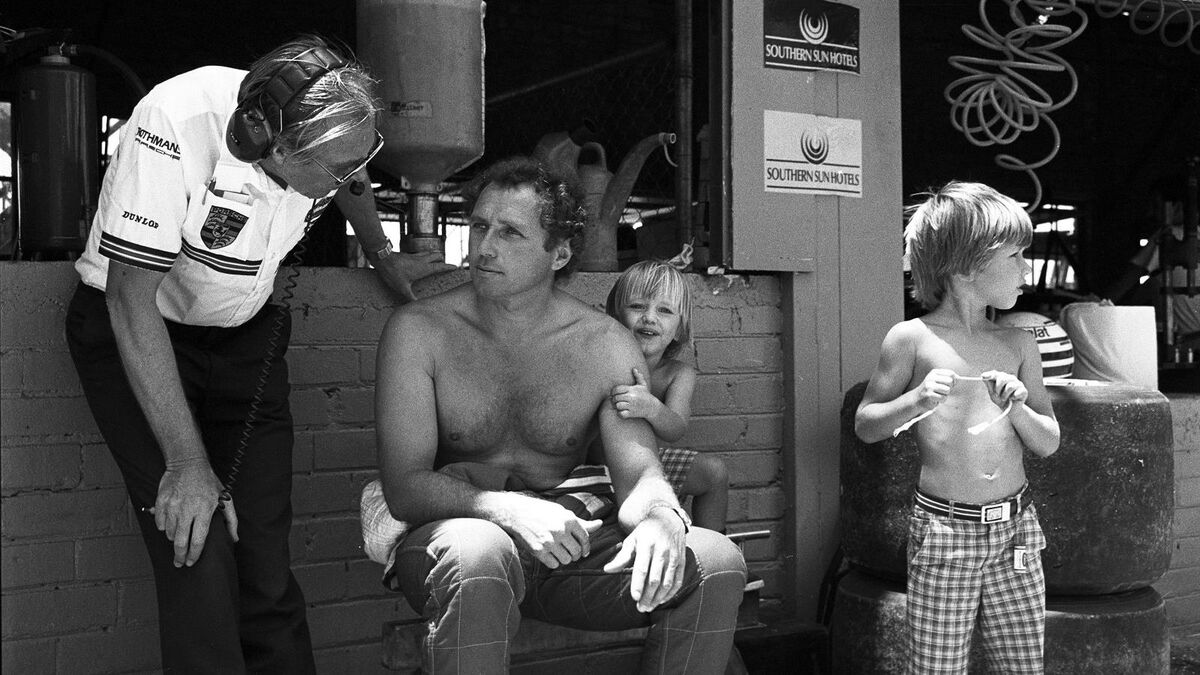 Peter Falk, Jochen Mass, children of Jochen Mass (l-r), Kyalami, South Africa, 1983