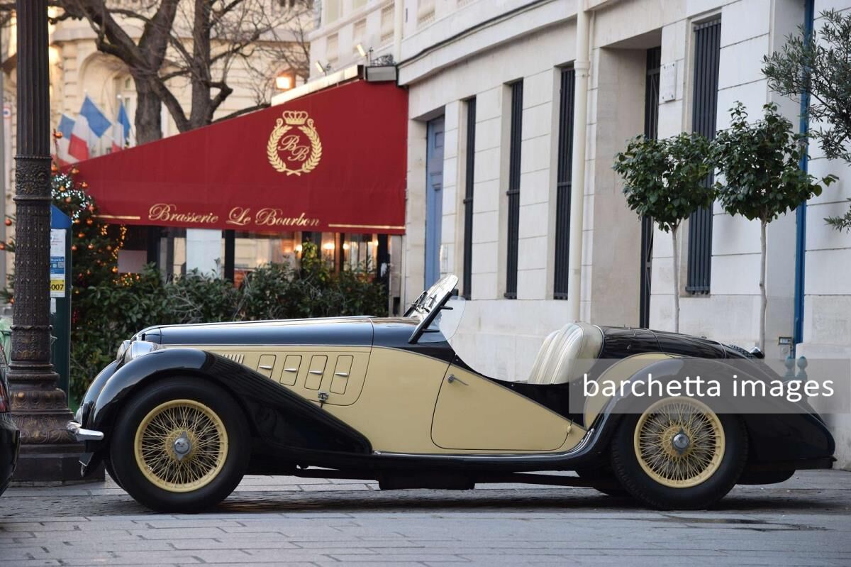 Automobiles sur les Champs