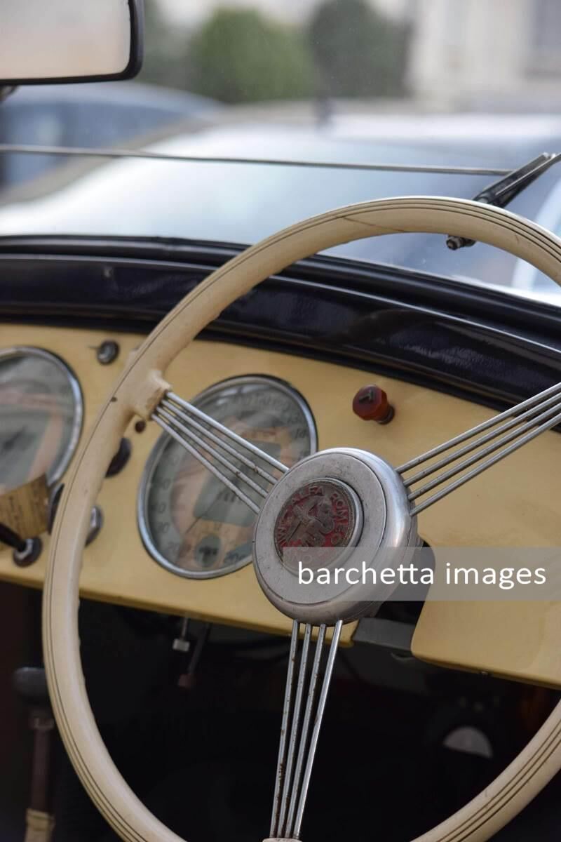 Automobiles sur les Champs