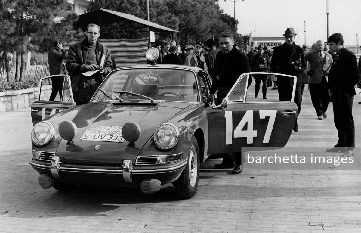 Rallye Monte-Carlo, 1965: Porsche Race Driver Herbert Linge (right) and Peter Falk (left) with the Porsche 911 2.0 Coupé