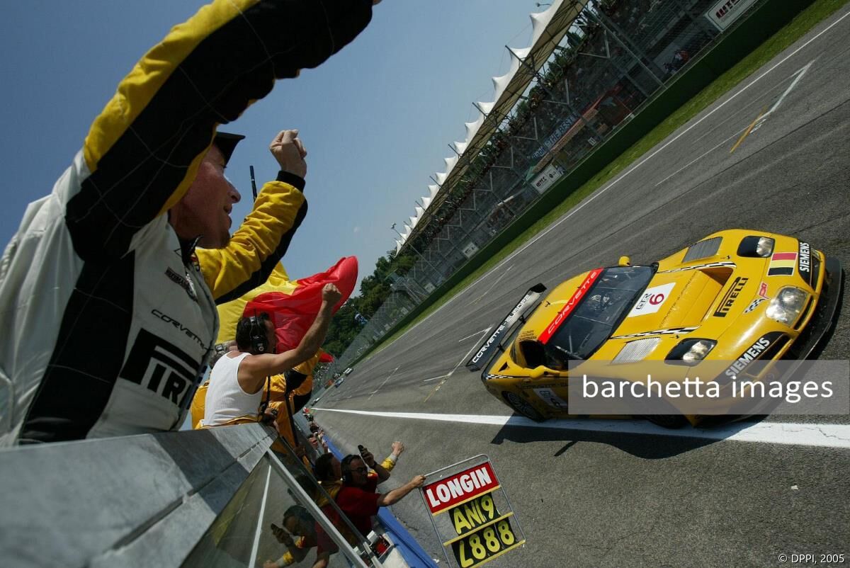 GLPK Corvette C5R crossing the finish line - Hezemans & Longin &  Kumpen 