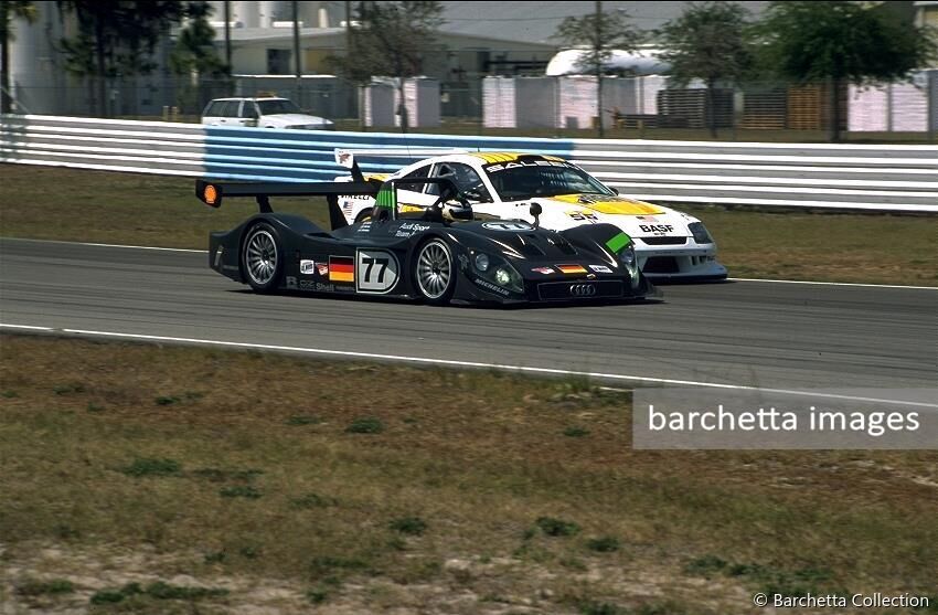 Stefan Johansson im Audi R8R überholt einen Ford Mustang 