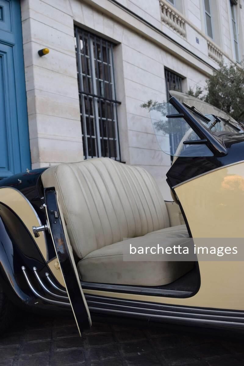 Automobiles sur les Champs