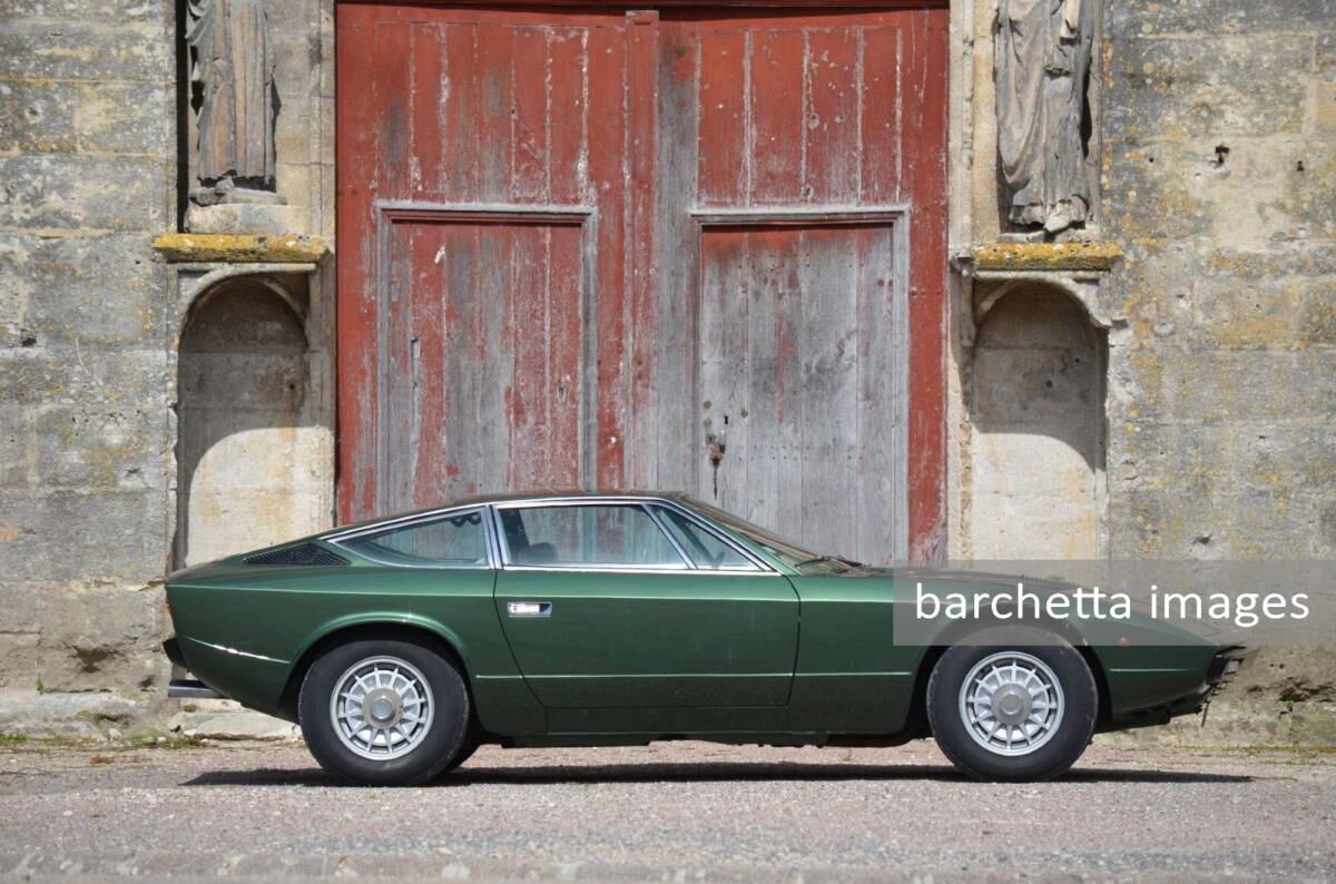 Automobiles sur les CHAMPS VIII 