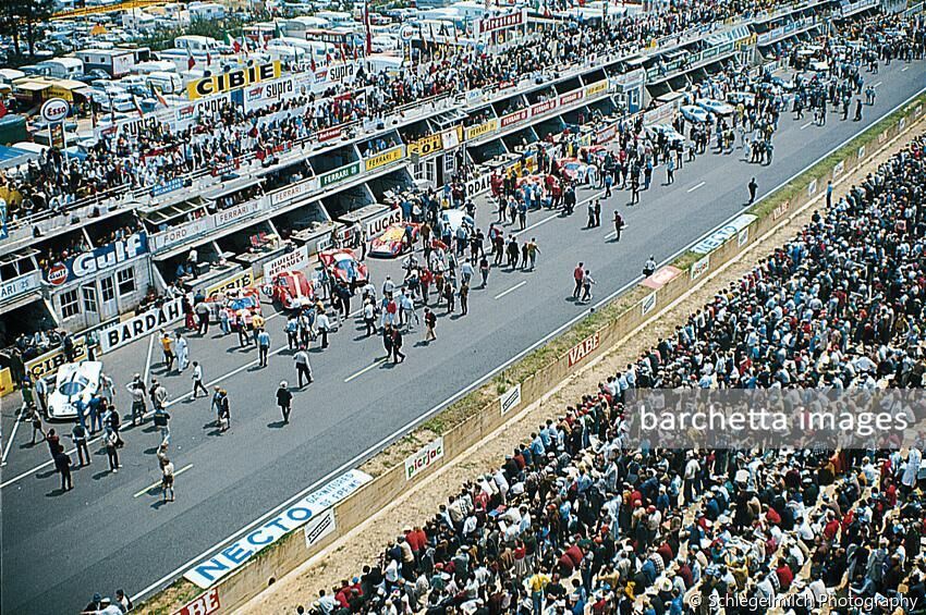 A bird's view of the pits at Le Mans, some minutes before the start. You can see no less than six Ferrari "P". The white car on the left is the 412P s/n 0844 of the N.A.R.T.. Then you can recognize the cars of the Scuderia Filipinetti: a Ford GT40, the 275GTB/C s/n 9079 and the 412P s/n 0848. The 6th car in line is Maranello Concessionaires' 412P s/n 0854