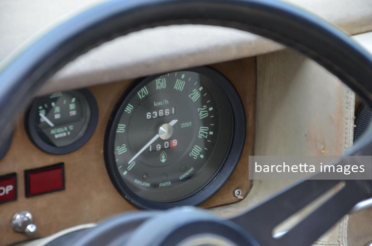 Automobiles sur les CHAMPS VIII 