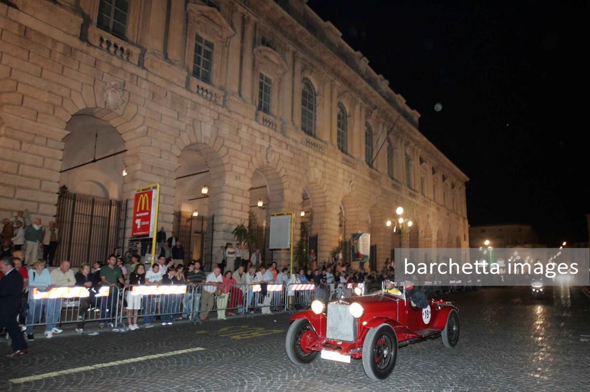 Verona: Centro storico, il passaggio della 80a Mille Miglia (Ph. Marco Lucini/Eden) 