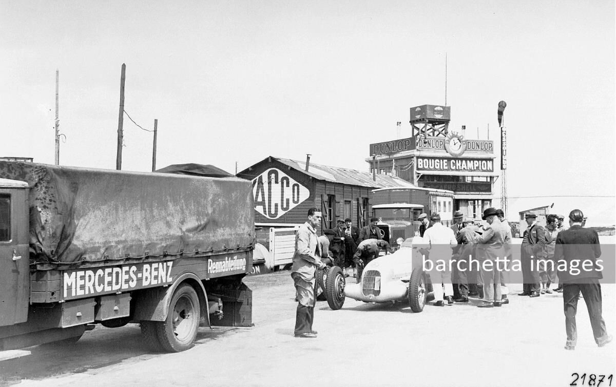 Backbone of the logistical chain between the plant and the racetrack: the Mercedes-Benz racing transporters, in this case with a model W 25 racing car (1934 to 1936)