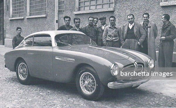 In front of the Vignale plant in Via Cigliano, Turin.
The first man on the right is Alfredo Vignale, with a cigarette between the fingers as usual, the second is the firm accountant, the third is Josè Froilàn Gonzàles