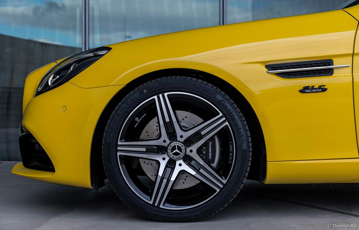 Mercedes-Benz SLC 300 Final Edition; exterior: sun yellow, night package, AMG line, 5-spoke AMG light-alloy wheels with high-gloss black finish; interior: two-tone nappa leaher black/silber pearl, carbon-fibre look leather inserts in the seats, at the selector lever, at the steering wheel, head restrains and selector lever bear silver SLC lettering