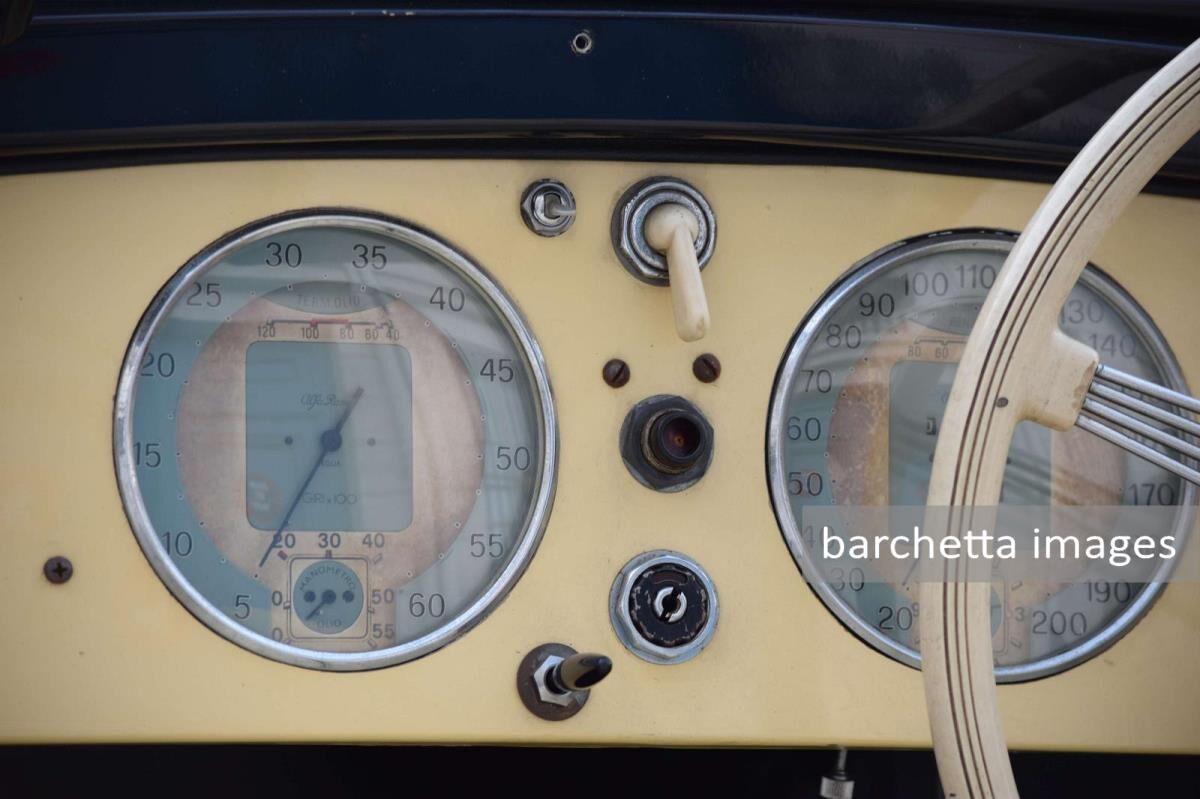 Automobiles sur les Champs